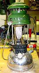 PETROMAX 827mit grüner Haube und schwarzem Traggestell