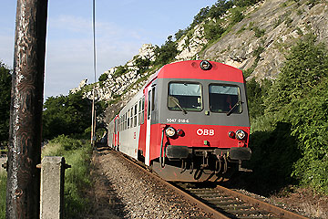 Triebwagen 5047 um 06.43h bei der Teufelsmauer