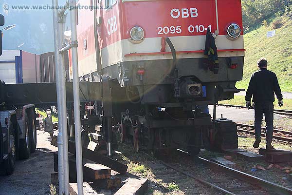 Ybbstalbahn_Drehgestell Wechsel an der 2095 010-1 am 22-10-2010