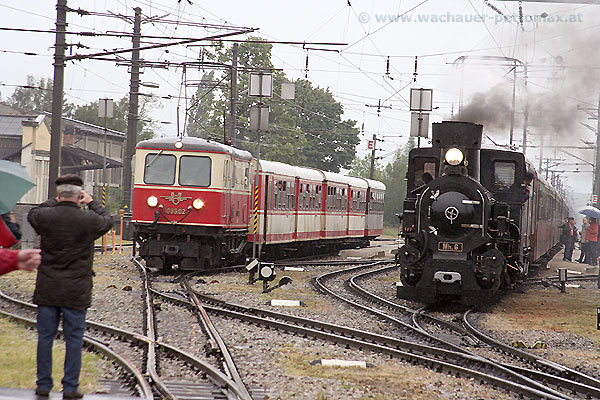 Ausfahrt des 1099-02, vorr dem Sonderzug
