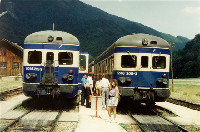 Dieseltriebwagen 5046 215-9 und 5146 208-3 im BH Freiland, Sommer 1994